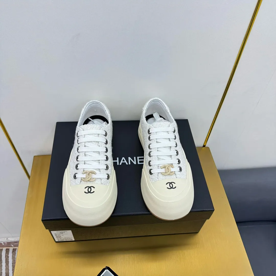 👟👟Ex-factory price 560👟👟 Top version, original quality! ! ! Chanel Chanel - 2025 biscuit shoes, the top casual sports shoes in the counter, this classic design; the upper is electro-embroidered with a variety of craftsmanship; the outsole is fashionable and sporty; the extraordinary inclusion of a variety of color elements... The diversified mix and match is very good-looking and versatile, casual, fashionable, sports, and outdoor can be taken into account... ꫛꫀꪝ Go➫ Material: ❶Upper: Original first-layer cowhide ❷Inner: Sheepskin ❸Outsole is based on: original TPU combination outsole, full set of boutique packaging for women 35–41 👉